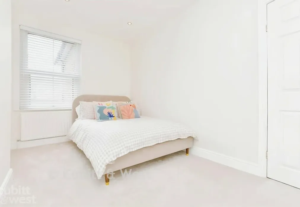 Bedroom 1 26 - Gordon Road, Redhill, Surrey - Wards of Kent