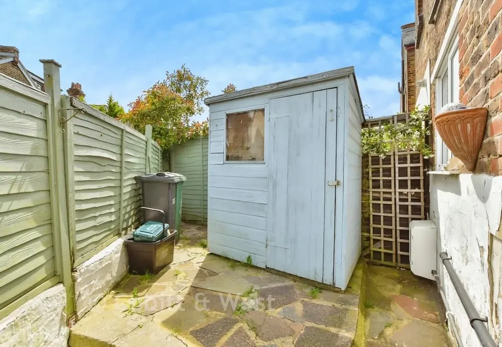 Shed - Gordon Road, Redhill, Surrey - Wards of Kent