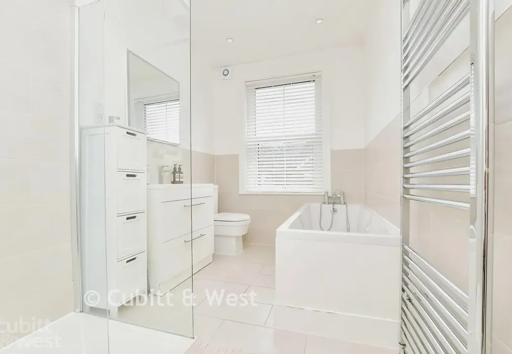 Bathroom 26 - Gordon Road, Redhill, Surrey - Wards of Kent