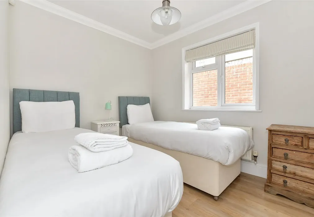 Bedroom 2 - Fort Warden Road, Totland Bay, Isle of Wight - Wards of Kent