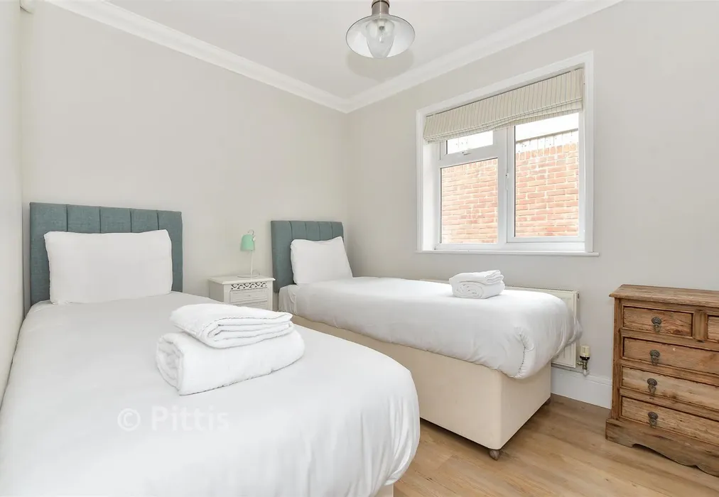 Bedroom 2 - Fort Warden Road, Totland Bay, Isle of Wight - Wards of Kent