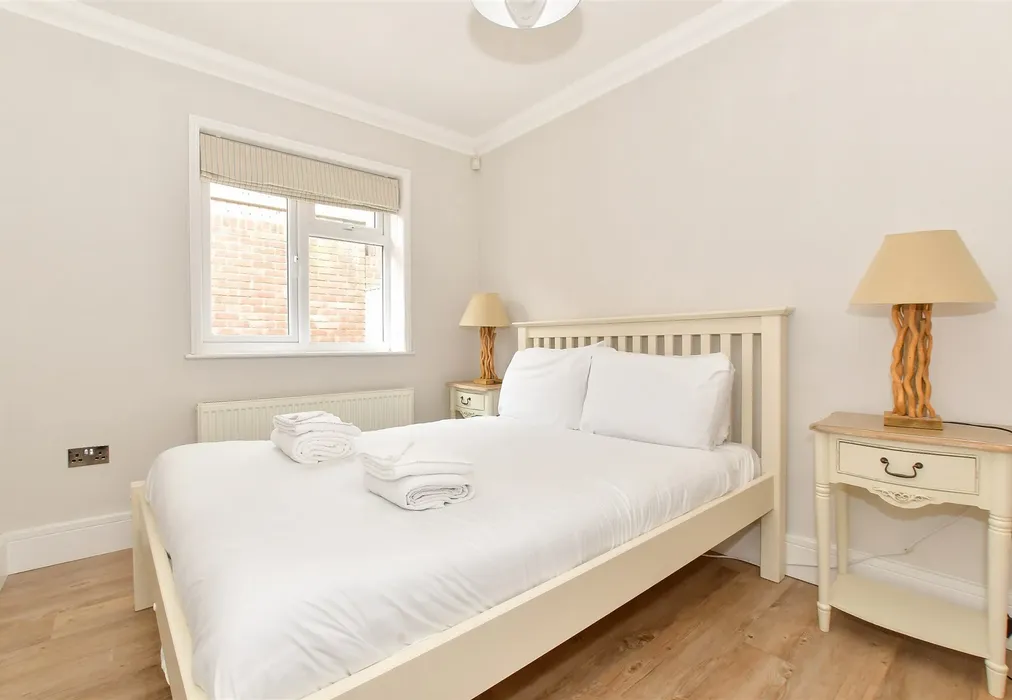 Bedroom 1 - Fort Warden Road, Totland Bay, Isle of Wight - Wards of Kent