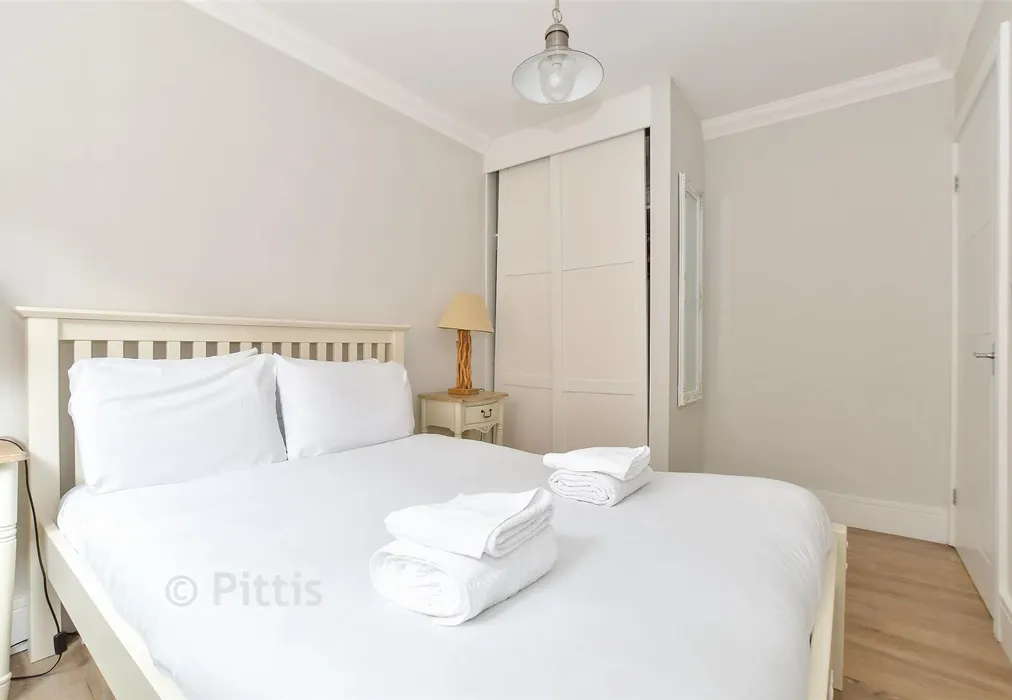 Bedroom 1 - Fort Warden Road, Totland Bay, Isle of Wight - Wards of Kent