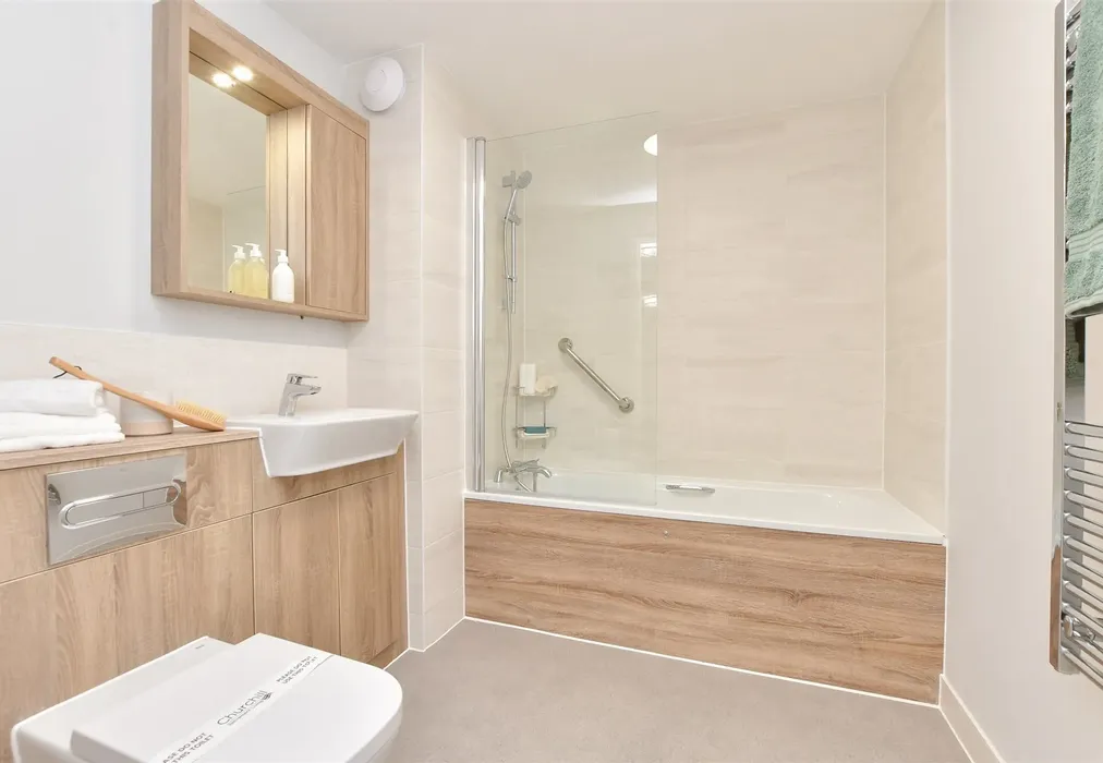 Bathroom - Victoria Road, Cranleigh, Surrey - Wards of Kent