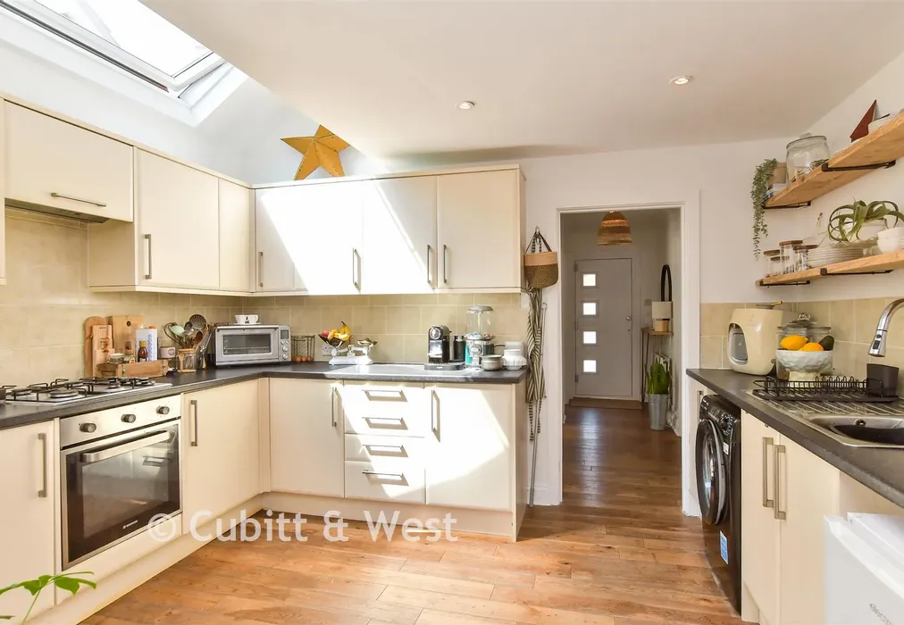 Kitchen - Thornhill Avenue, Patcham, East Sussex - Wards of Kent