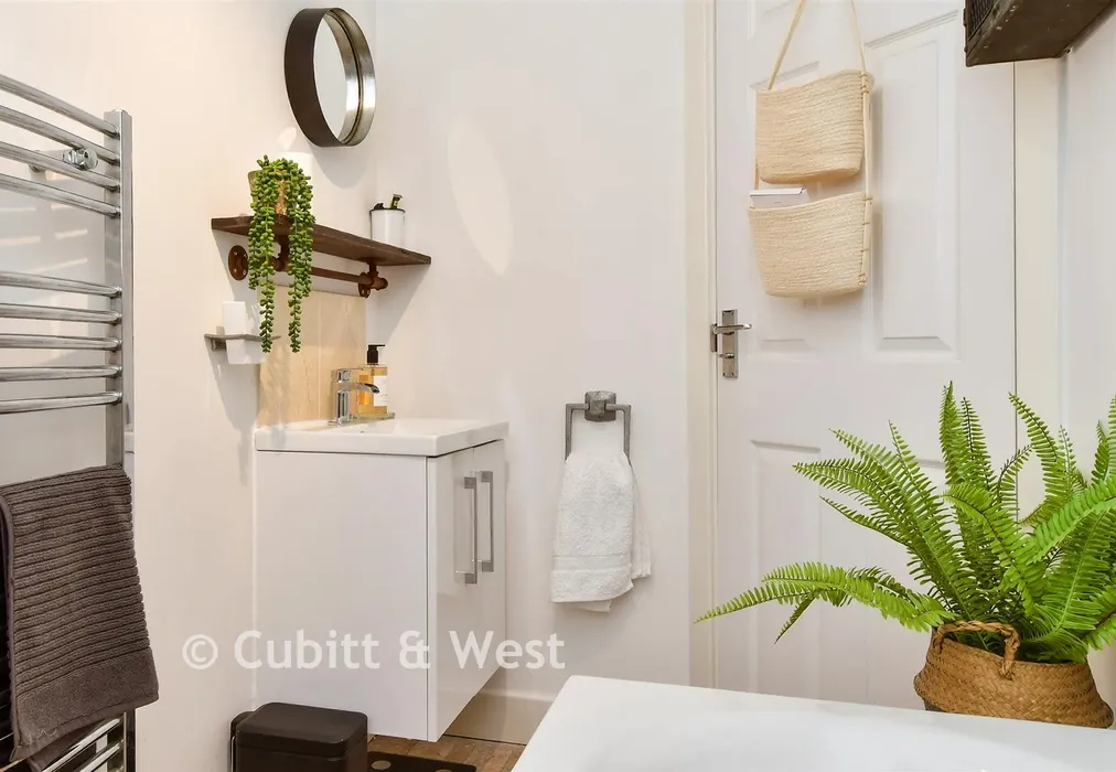 Bathroom - Thornhill Avenue, Patcham, East Sussex - Wards of Kent