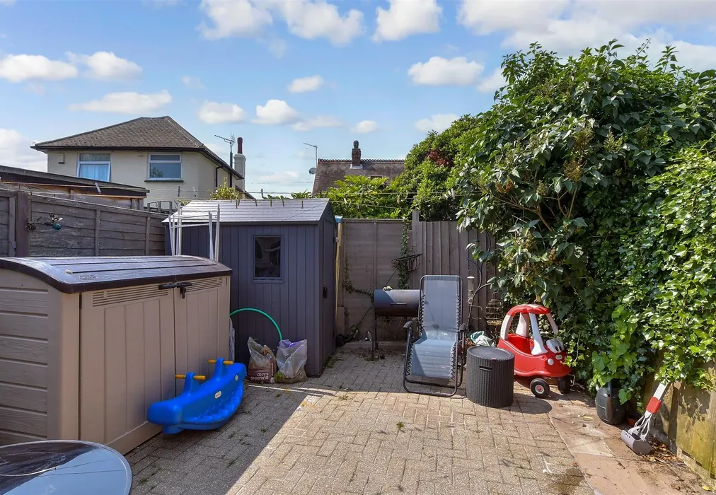 Side Garden - Station Road, Herne Bay, Kent - Wards of Kent