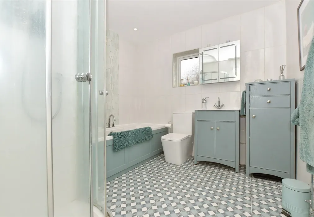 En-Suite Bathroom - Copper Tree Court, Loose, Maidstone, Kent - Wards of Kent