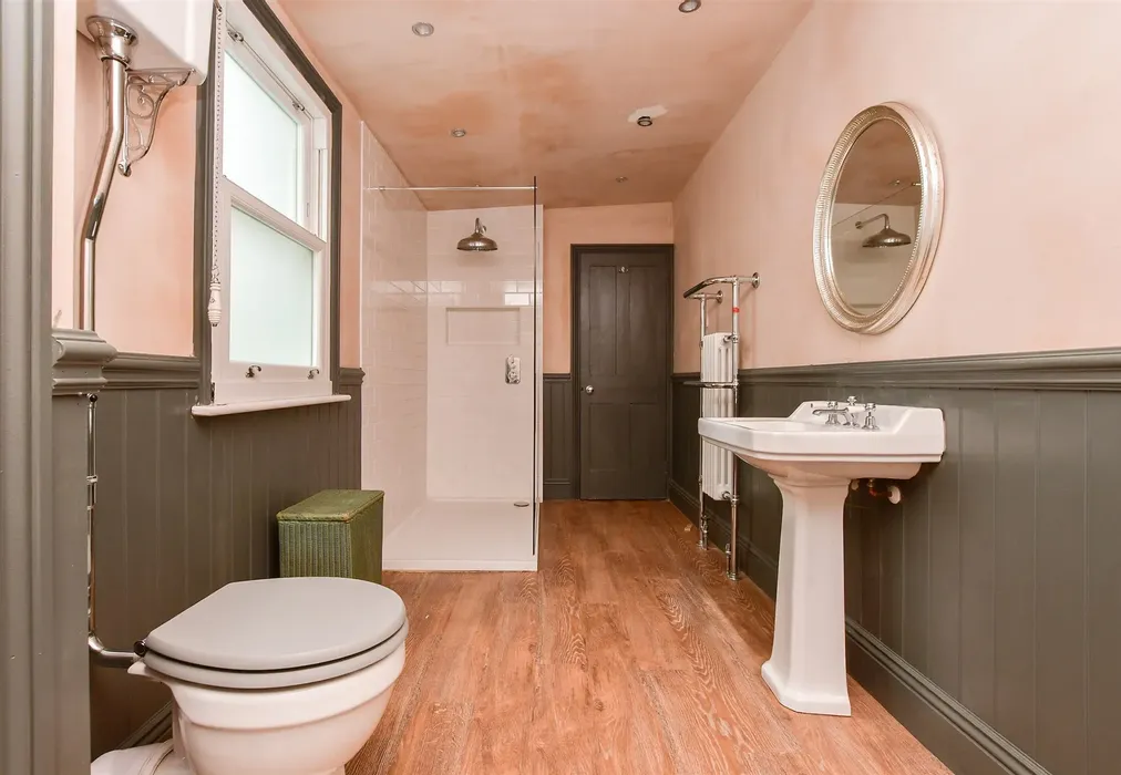Bathroom - Priory Road, Ramsgate, Kent - Wards of Kent