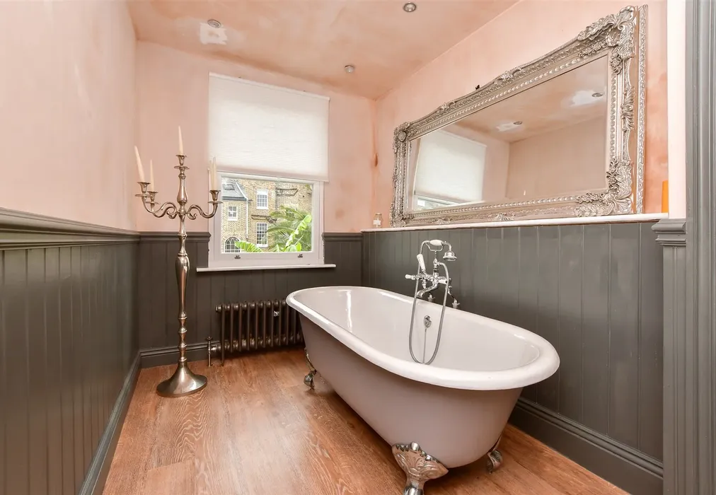 Bathroom - Priory Road, Ramsgate, Kent - Wards of Kent