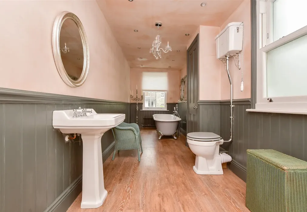 Bathroom - Priory Road, Ramsgate, Kent - Wards of Kent