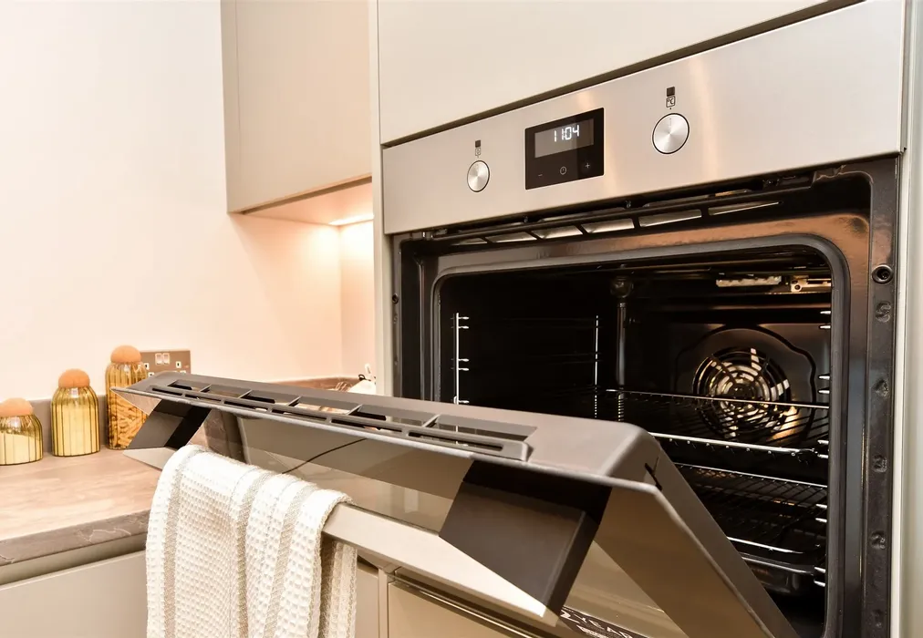 Internal Lifestyle Photograph - The Petworth, Berry Croft, Goldbridge Road, Newick, Lewes, East Sussex - Wards of Kent