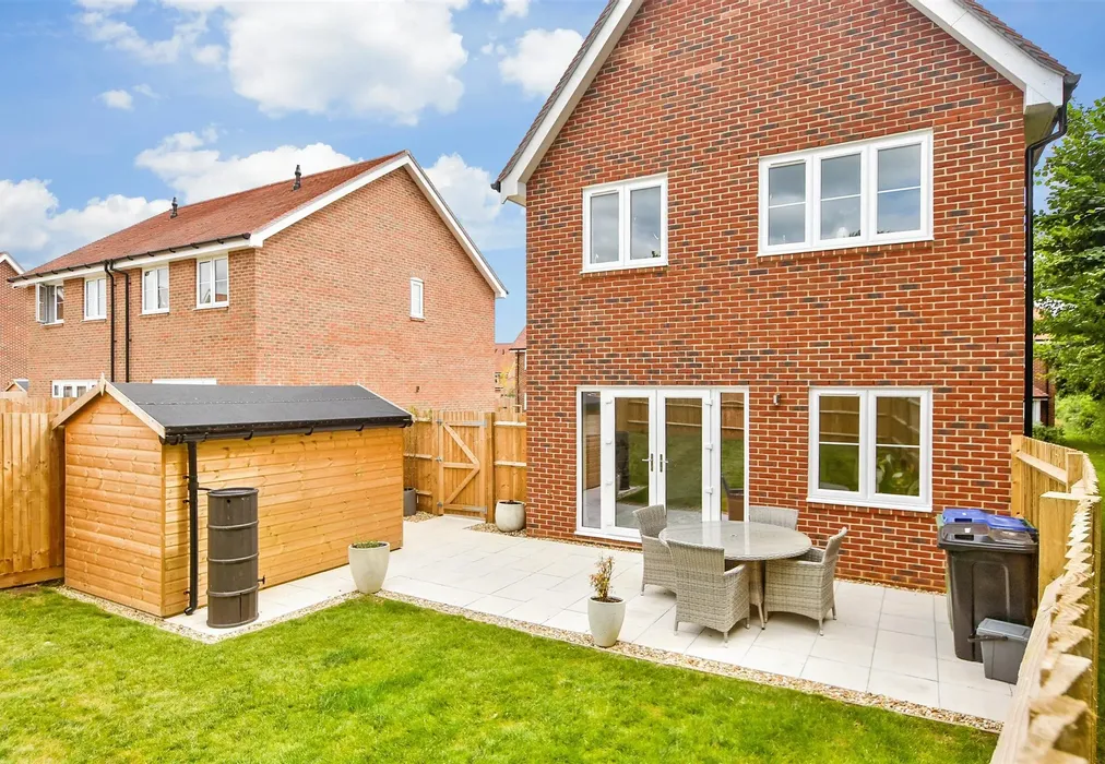 Rear Garden - The Petworth, Berry Croft, Goldbridge Road, Newick, Lewes, East Sussex - Wards of Kent