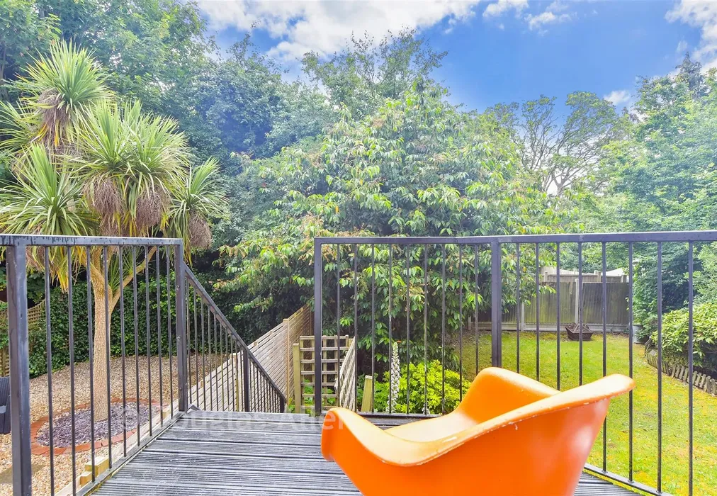 Balcony / Terrace - High Road, Buckhurst Hill, Essex - Wards of Kent
