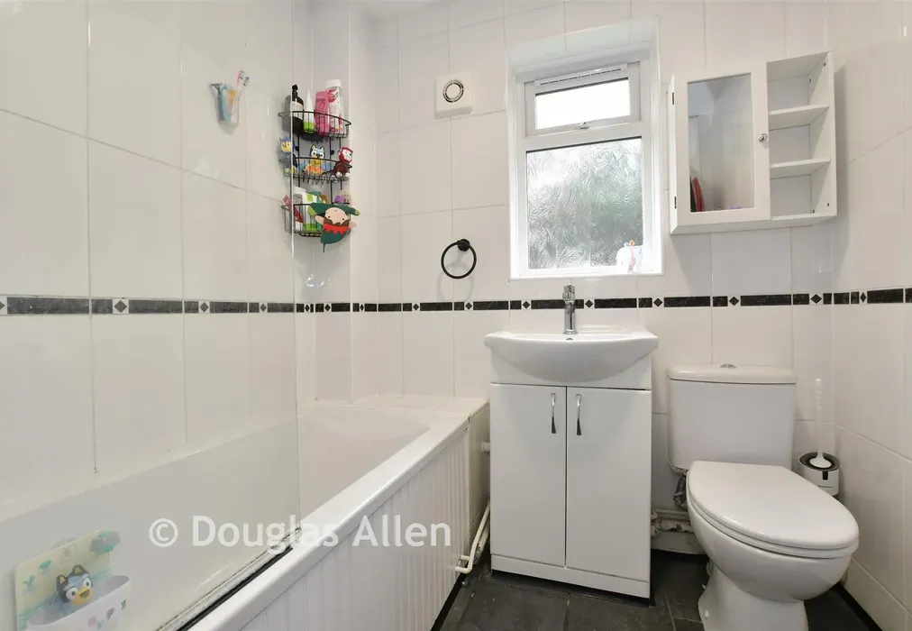 Bathroom - Haslemere Road, Wickford, Essex - Wards of Kent