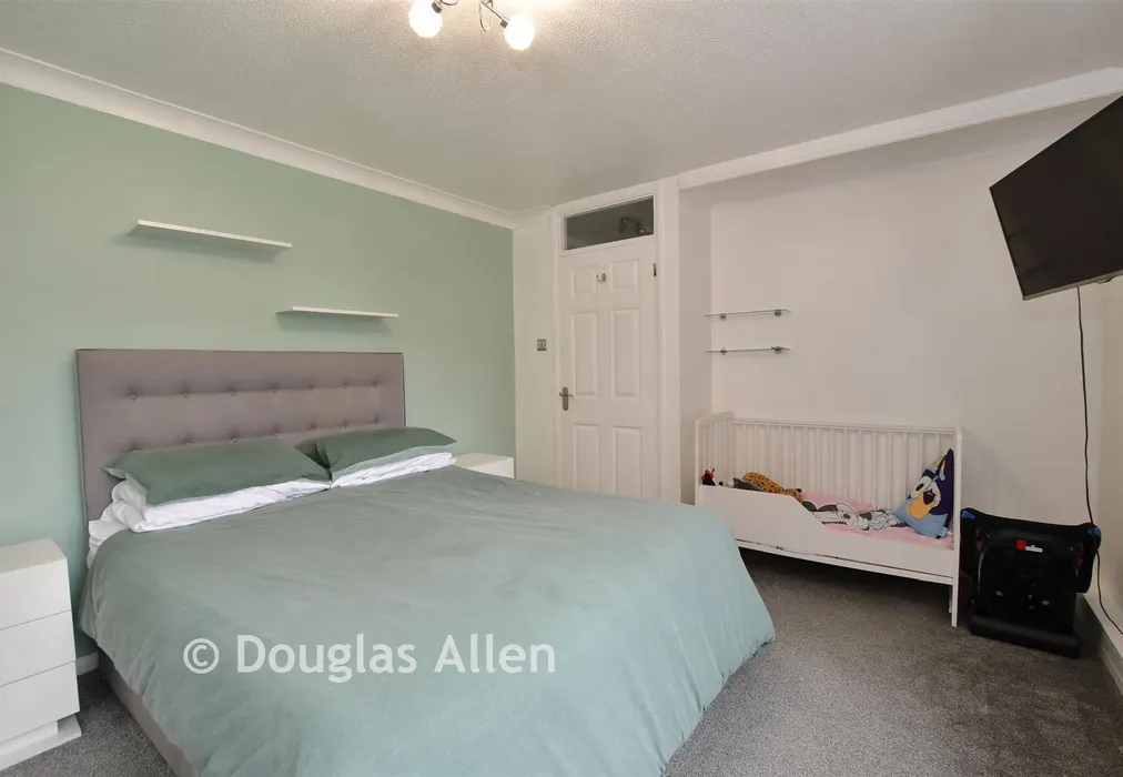 Bedroom - Haslemere Road, Wickford, Essex - Wards of Kent