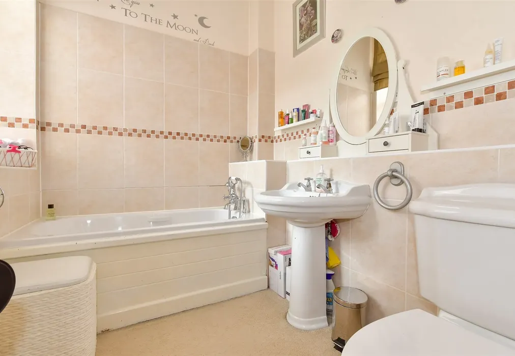 En-Suite - Rosebury Square, Woodford Green, Essex - Wards of Kent