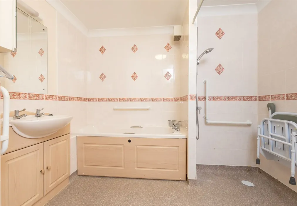 Bathroom - Glen View, Gravesend, Kent - Wards of Kent