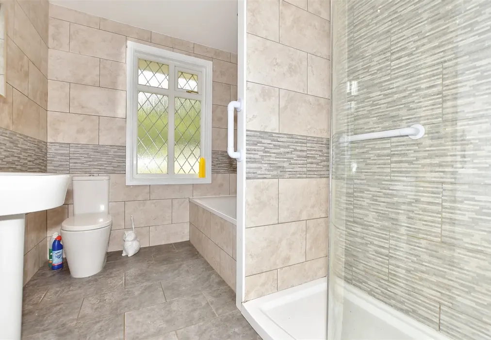 Bathroom - Hythe Road, Dymchurch, Romney Marsh, Kent - Wards of Kent