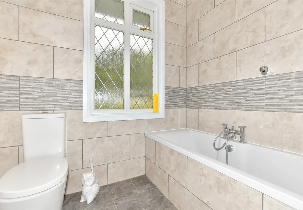 Bathroom - Hythe Road, Dymchurch, Romney Marsh, Kent - Wards of Kent
