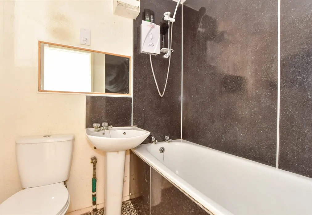 Bathroom - Upper Street, Kingsdown, Deal, Kent - Wards of Kent