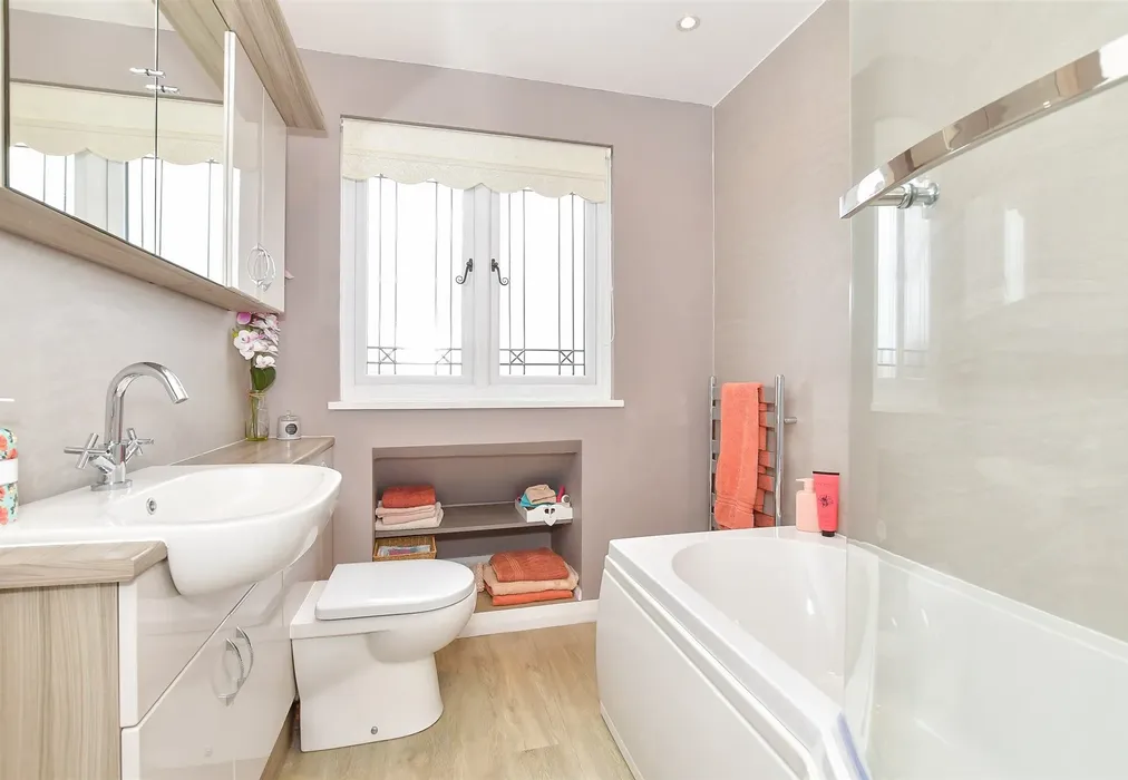 Bathroom - Sefter Road, Bognor Regis, West Sussex - Wards of Kent