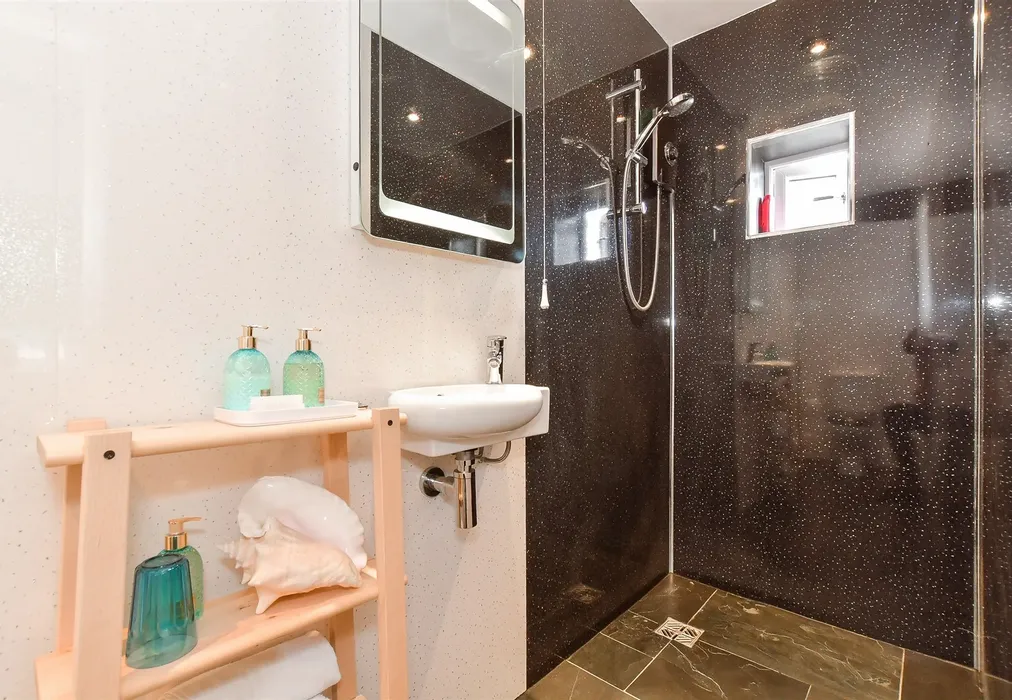 En-Suite Shower Room - Sefter Road, Bognor Regis, West Sussex - Wards of Kent