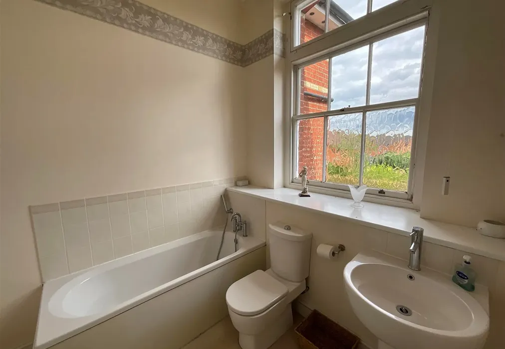 Bathroom - Oak Tree Way, Horsham, West Sussex - Wards of Kent