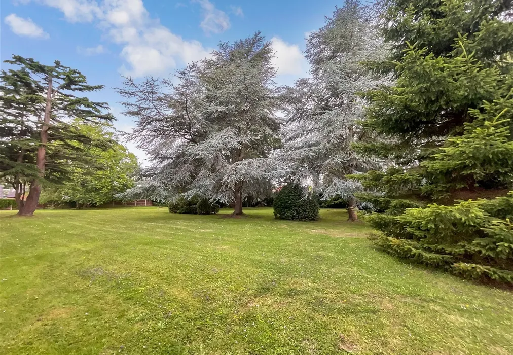 Communal Gardens - Oak Tree Way, Horsham, West Sussex - Wards of Kent