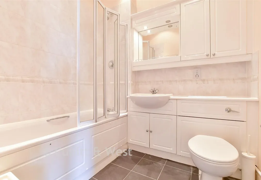En-Suite Bathroom - Royal Earlswood Park, Redhill, Surrey - Wards of Kent