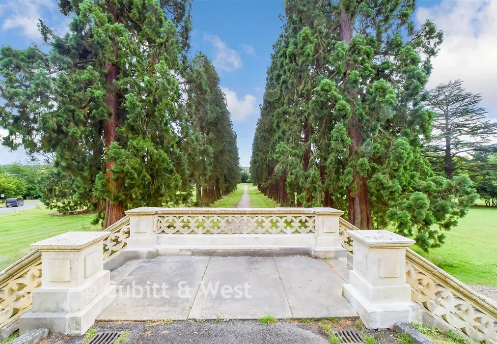 Communal Gardens - Royal Earlswood Park, Redhill, Surrey - Wards of Kent