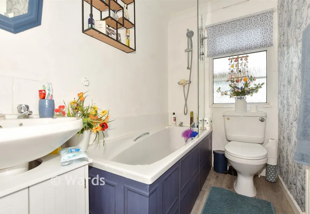 Bathroom - Burmarsh Road, Hythe, Kent - Wards of Kent