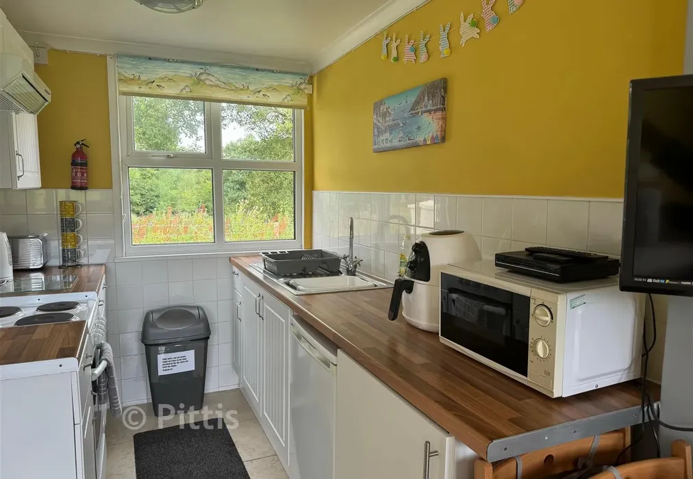 Kitchen - Yaverland Road, Sandown, Isle of Wight - Wards of Kent
