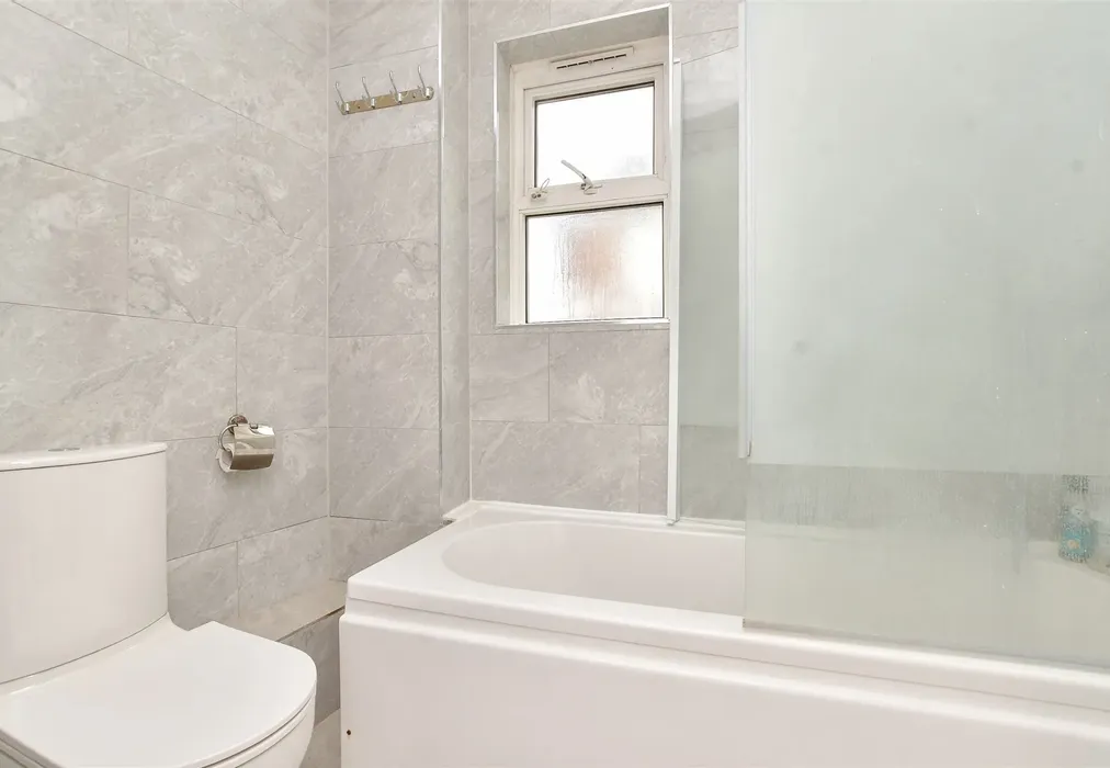 Bathroom - Princess Road, Croydon, Surrey - Wards of Kent