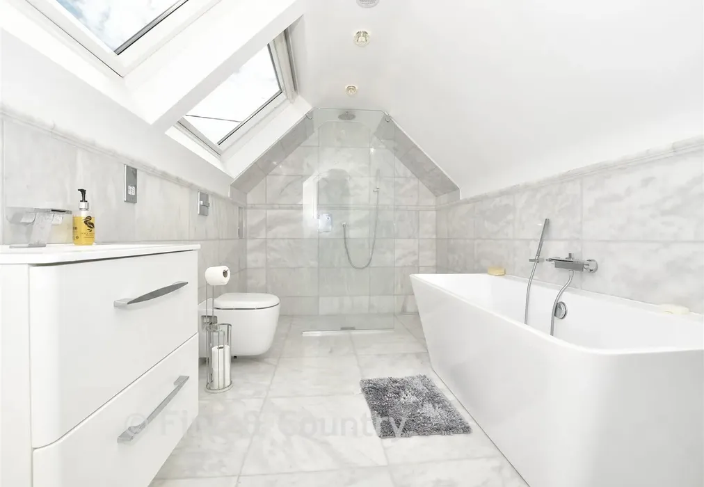 En Suite Bathroom - Panel Lane, Pett, Hastings, East Sussex - Wards of Kent