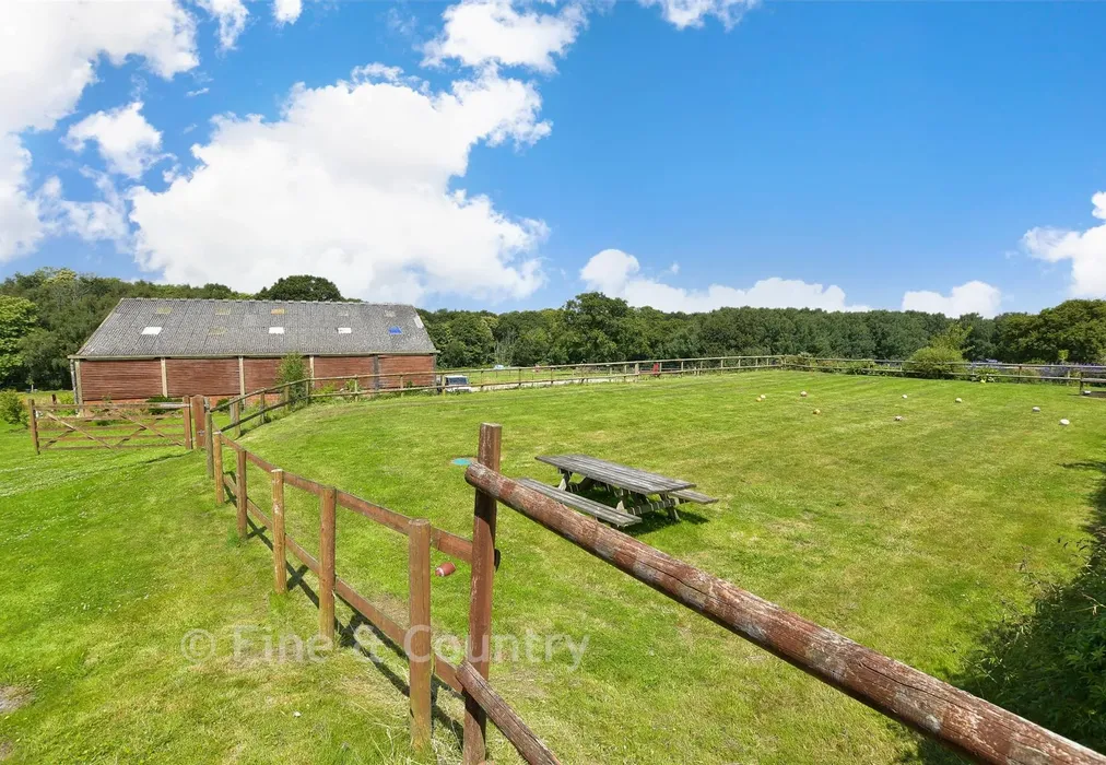 Rear Garden - Panel Lane, Pett, Hastings, East Sussex - Wards of Kent