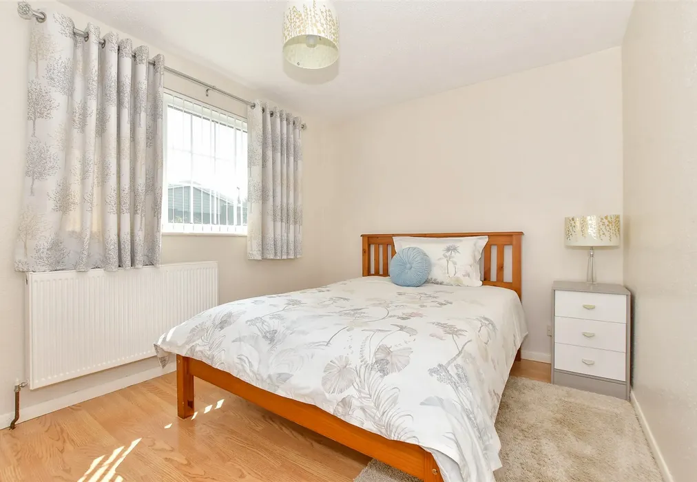 Bedroom 1 - Central Way, Sandown, Isle of Wight - Wards of Kent