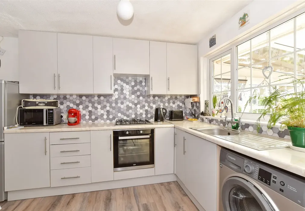Kitchen - Central Way, Sandown, Isle of Wight - Wards of Kent