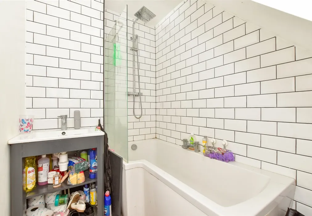 Bathroom - Waverley Road, Southsea, Hampshire - Wards of Kent