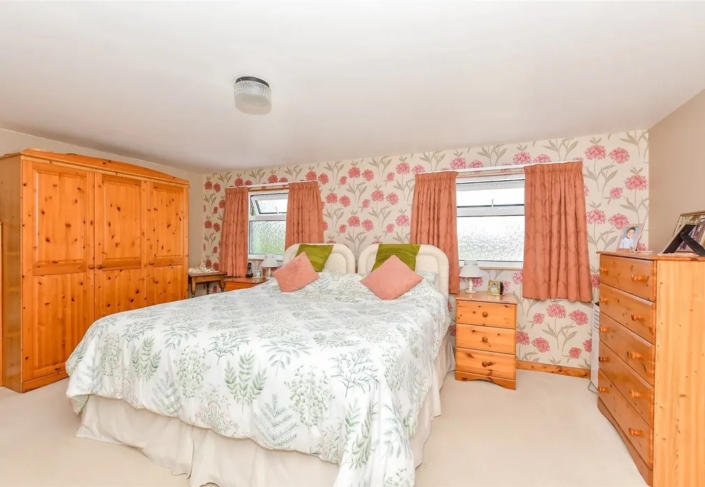 Bedroom 1 - Coombelands, Wittersham, Tenterden, Kent - Wards of Kent