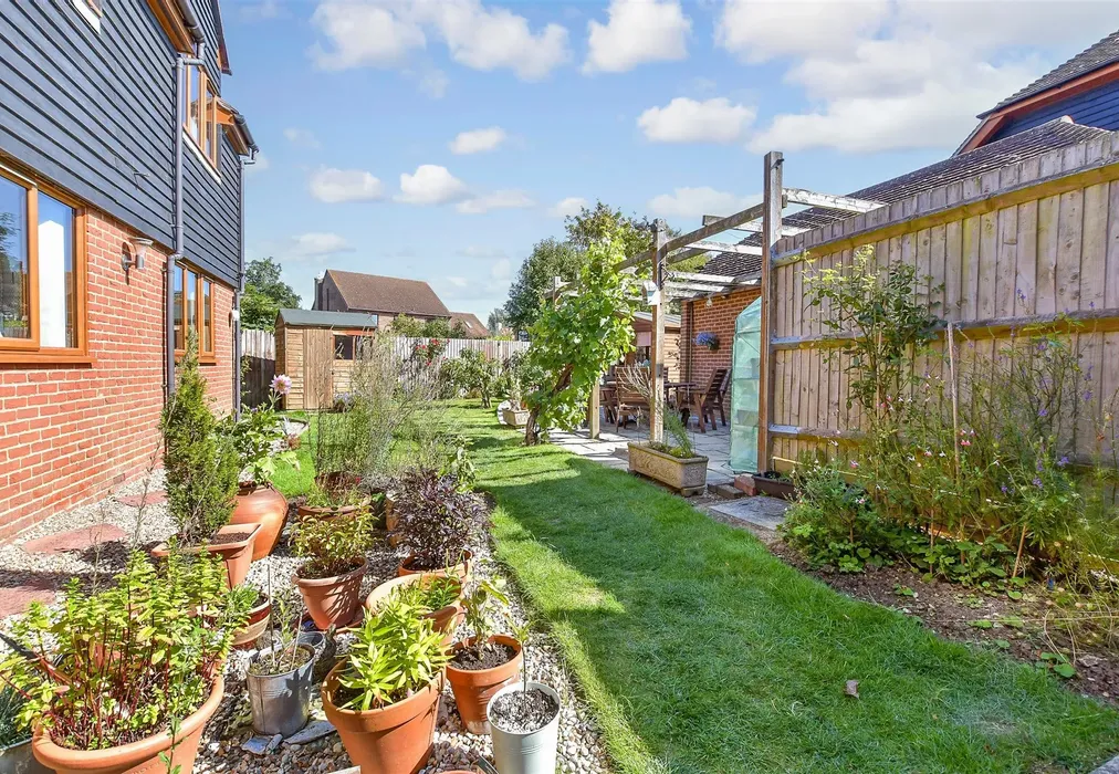 Rear Garden - Oasthouse Field, Ivychurch, Romney Marsh, Kent - Wards of Kent