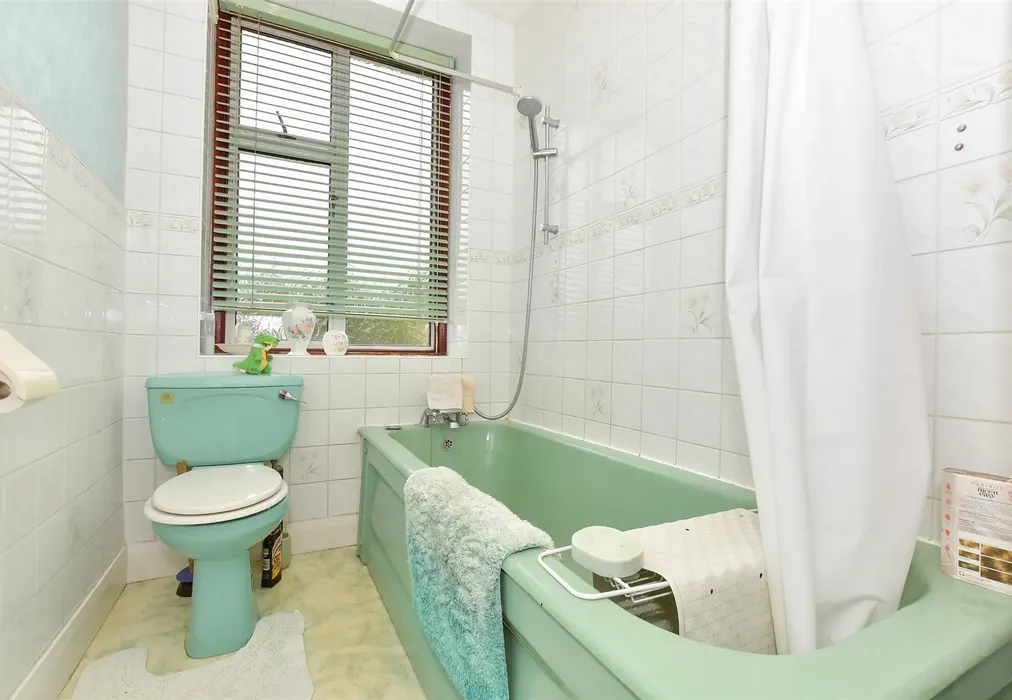 Bathroom - London Road, Ramsgate, Kent - Wards of Kent