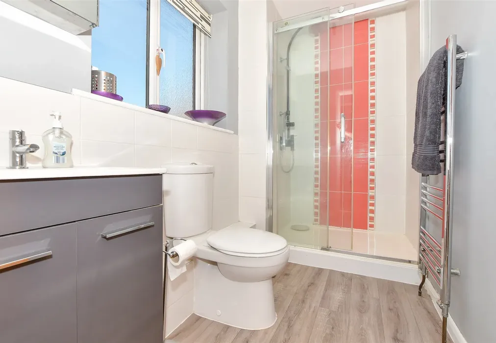 En-Suite - Blythe Road, Maidstone, Kent - Wards of Kent