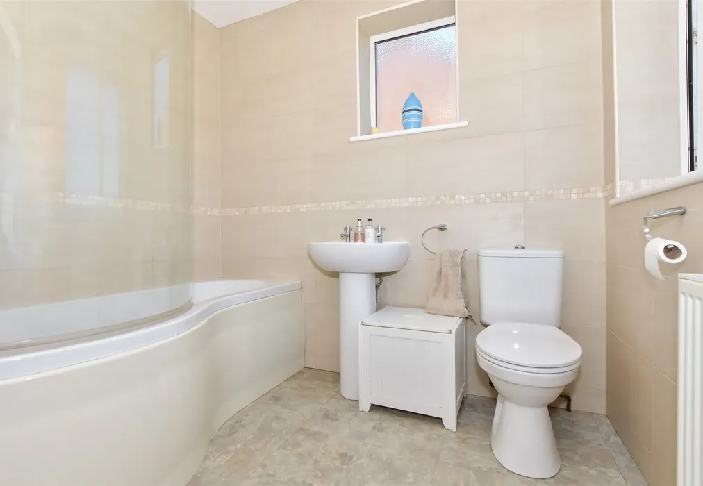 Bathroom - Blythe Road, Maidstone, Kent - Wards of Kent