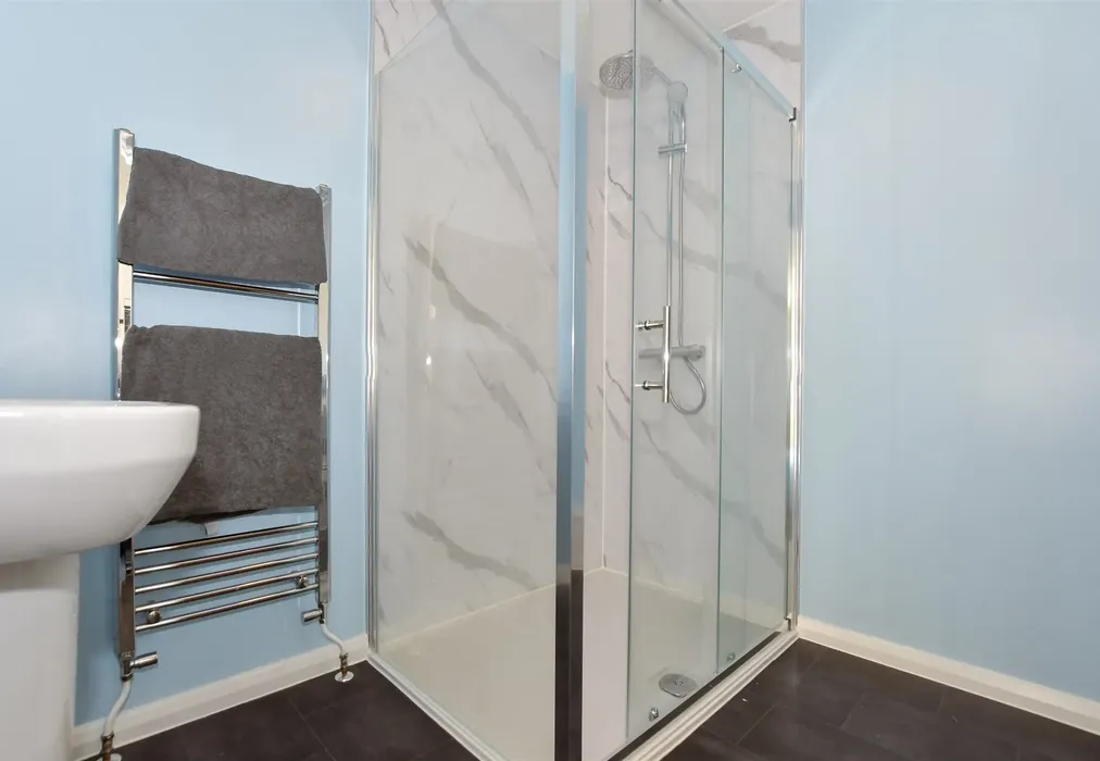 Bathroom - Blythe Road, Maidstone, Kent - Wards of Kent