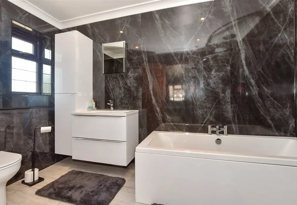 En-Suite Bathroom - The Maltings, Walmer, Deal, Kent - Wards of Kent