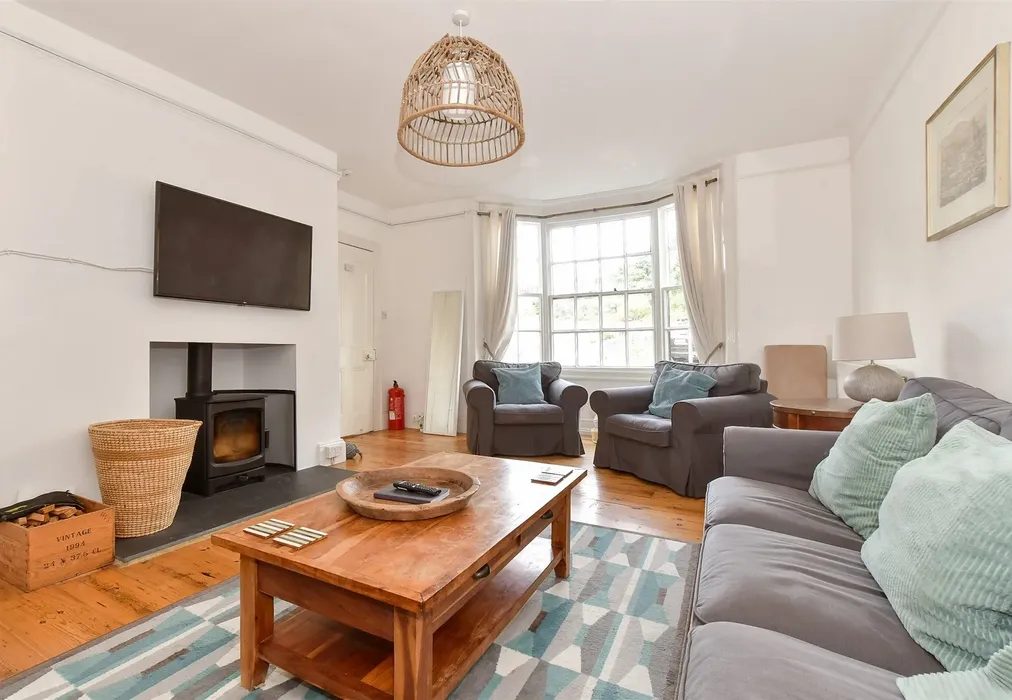 Lounge* - Union Road, Cowes, Isle of Wight - Wards of Kent