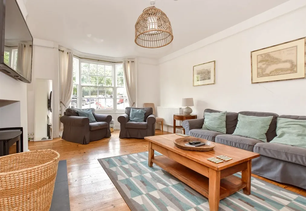 Lounge* - Union Road, Cowes, Isle of Wight - Wards of Kent