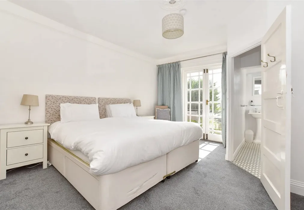 Bedroom 1 - Union Road, Cowes, Isle of Wight - Wards of Kent