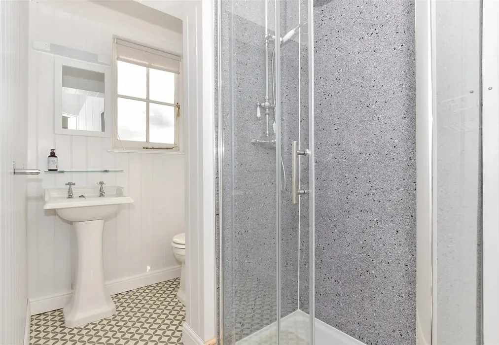 En-Suite - Union Road, Cowes, Isle of Wight - Wards of Kent